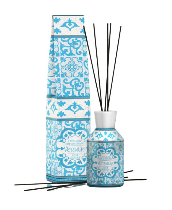 MAIOLICHE DIFFUSORE PER AMBIENTE VERSILIA CON BACCHETE 250 ML - Magnumfarma.it