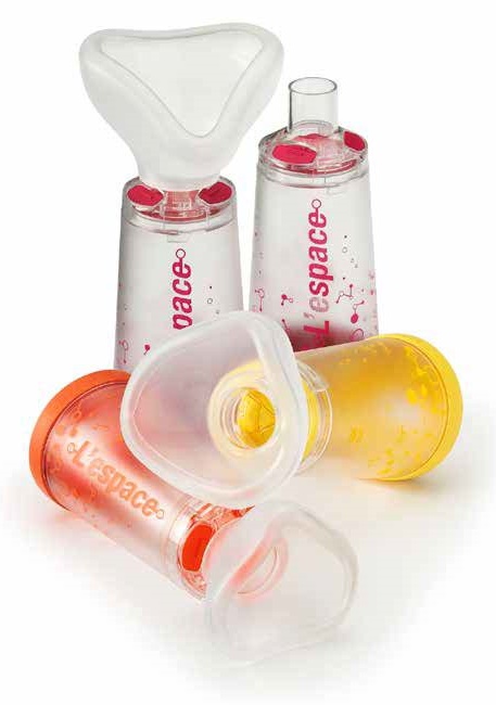 CAMERA DISTANZIATRICE PER EROGATORI SPRAY PREDOSATI L'ESPACE 220 ML PER ADULTI CON BOCCAGLIO VALVOLA INSPIRAZIONE 2 VALVOLE ESPIRAZIONE CODICE COLORE MAGENTA - Magnumfarma.it