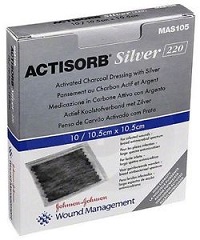 MEDICAZIONE IN CARBONE ATTIVO CON ARGENTO ACTISORB SILVER 10,5X10,5 CM 3 PEZZI - Magnumfarma.it